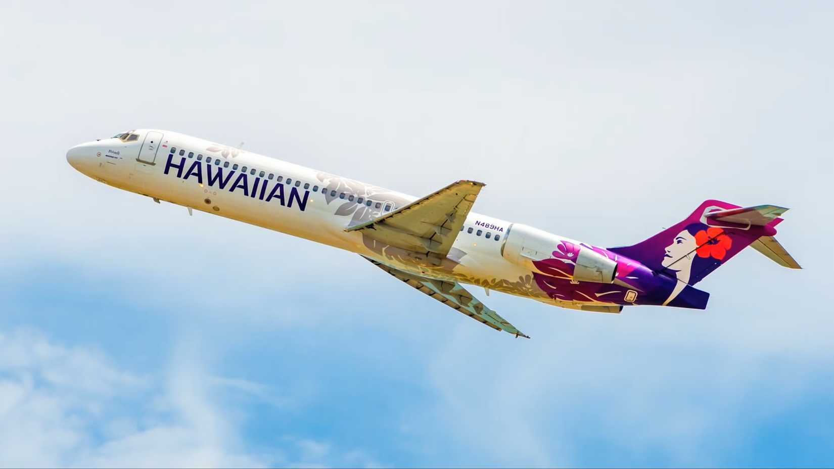 Hawaiian Airlines Boeing 717 taking off