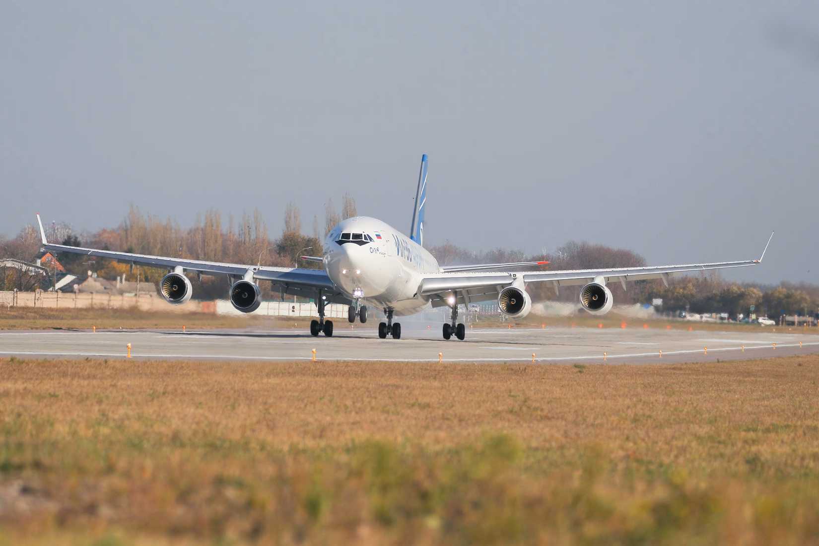 Il-96-400M landing
