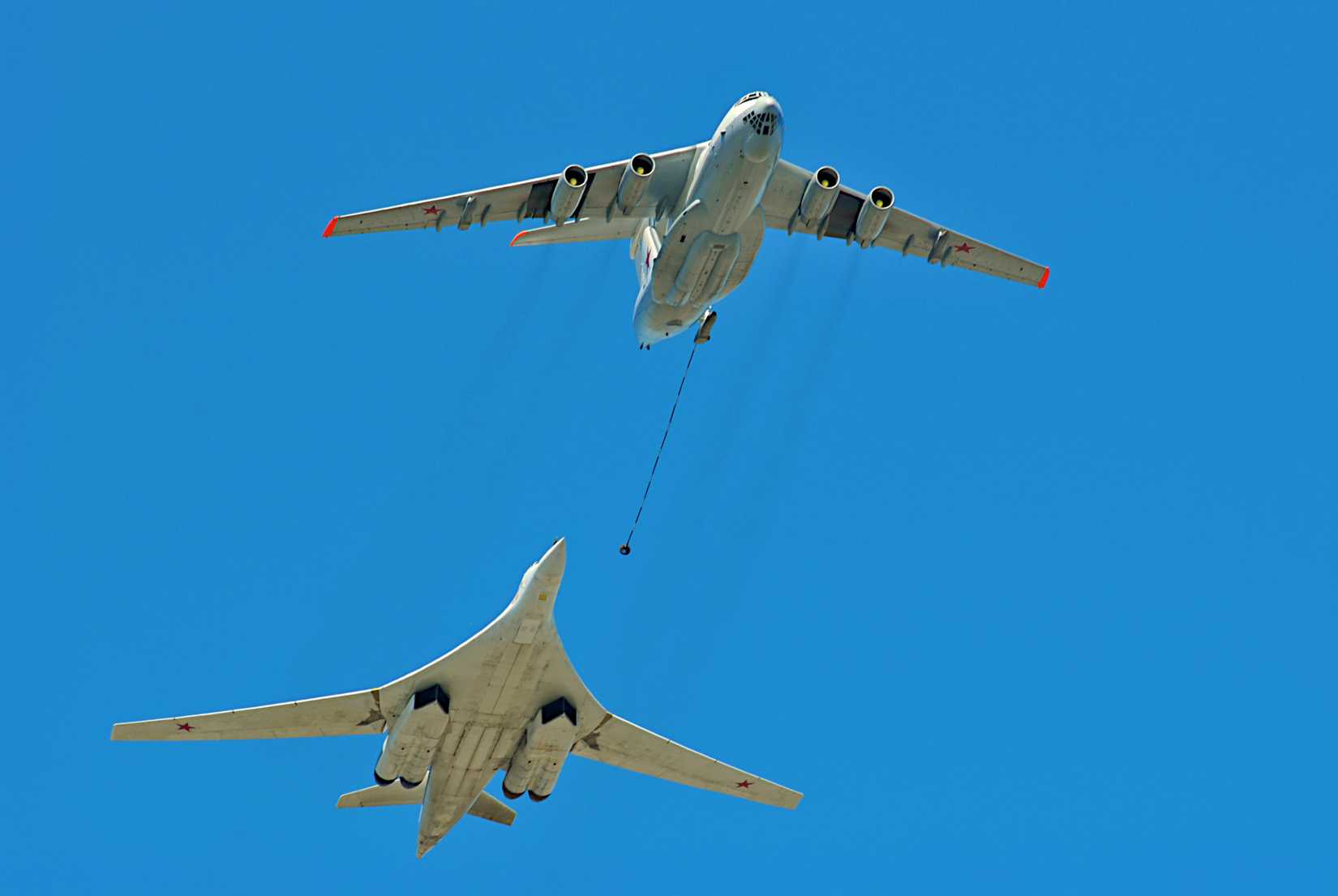 Ilyushin Il-78 Midas and Tupolev Tu-160 Blackjack flypast over Moscow, 2018