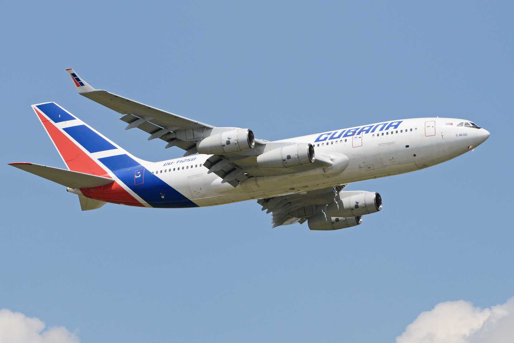 Cubana Ilyushin Il-96 flying