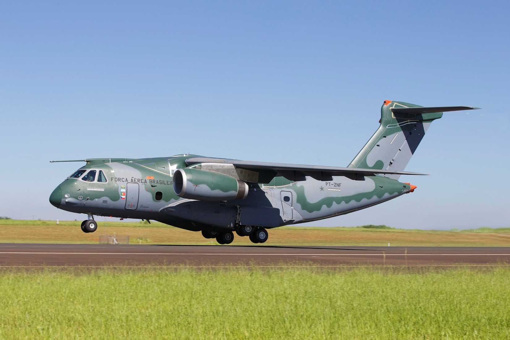 Embraer KC-390 Millennium landing