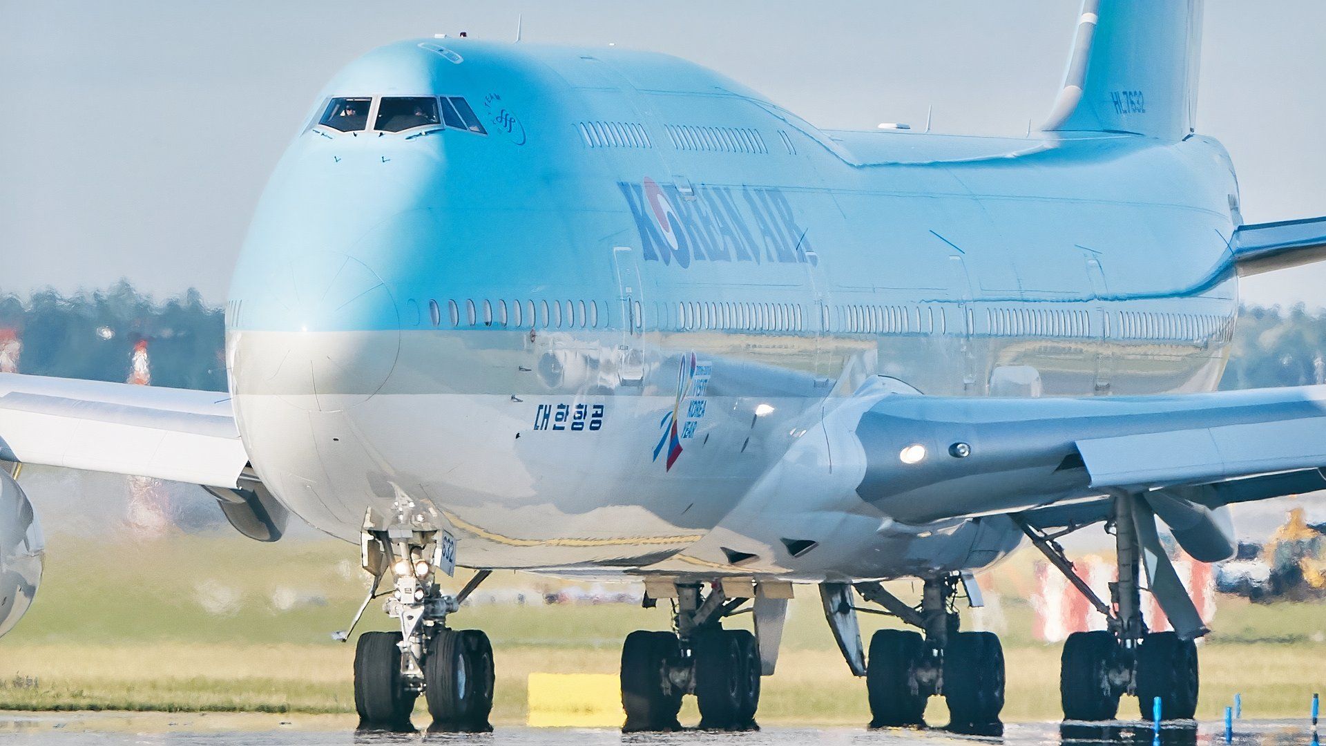Korean Air Boeing 747-8i taxiing to its stand after another long flight-1