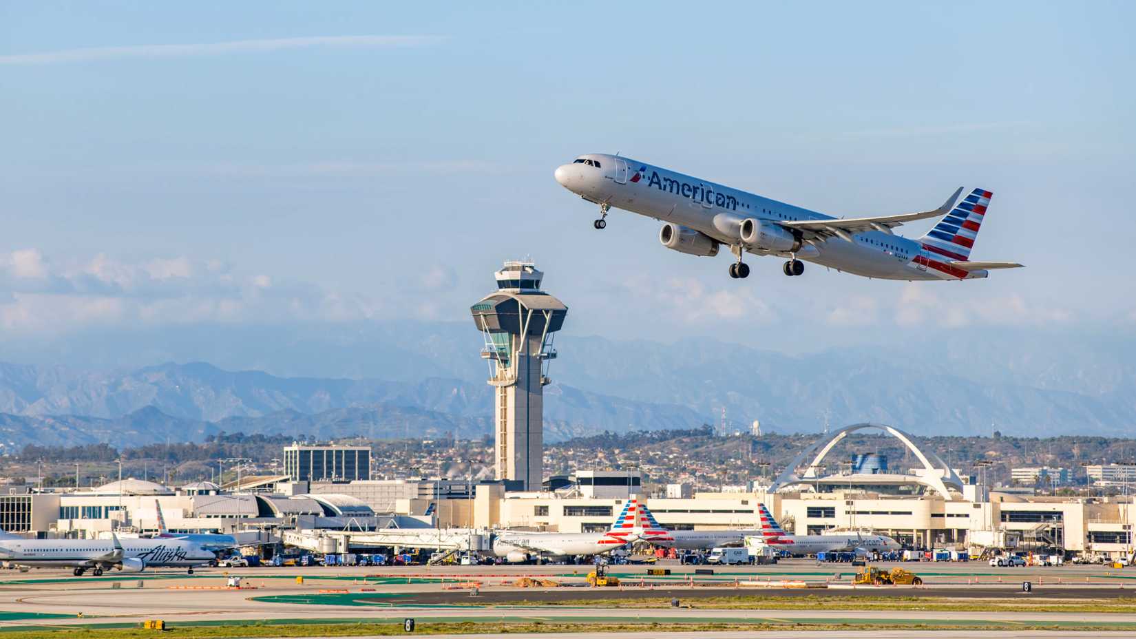 American Airlines A321 taking off at LAX