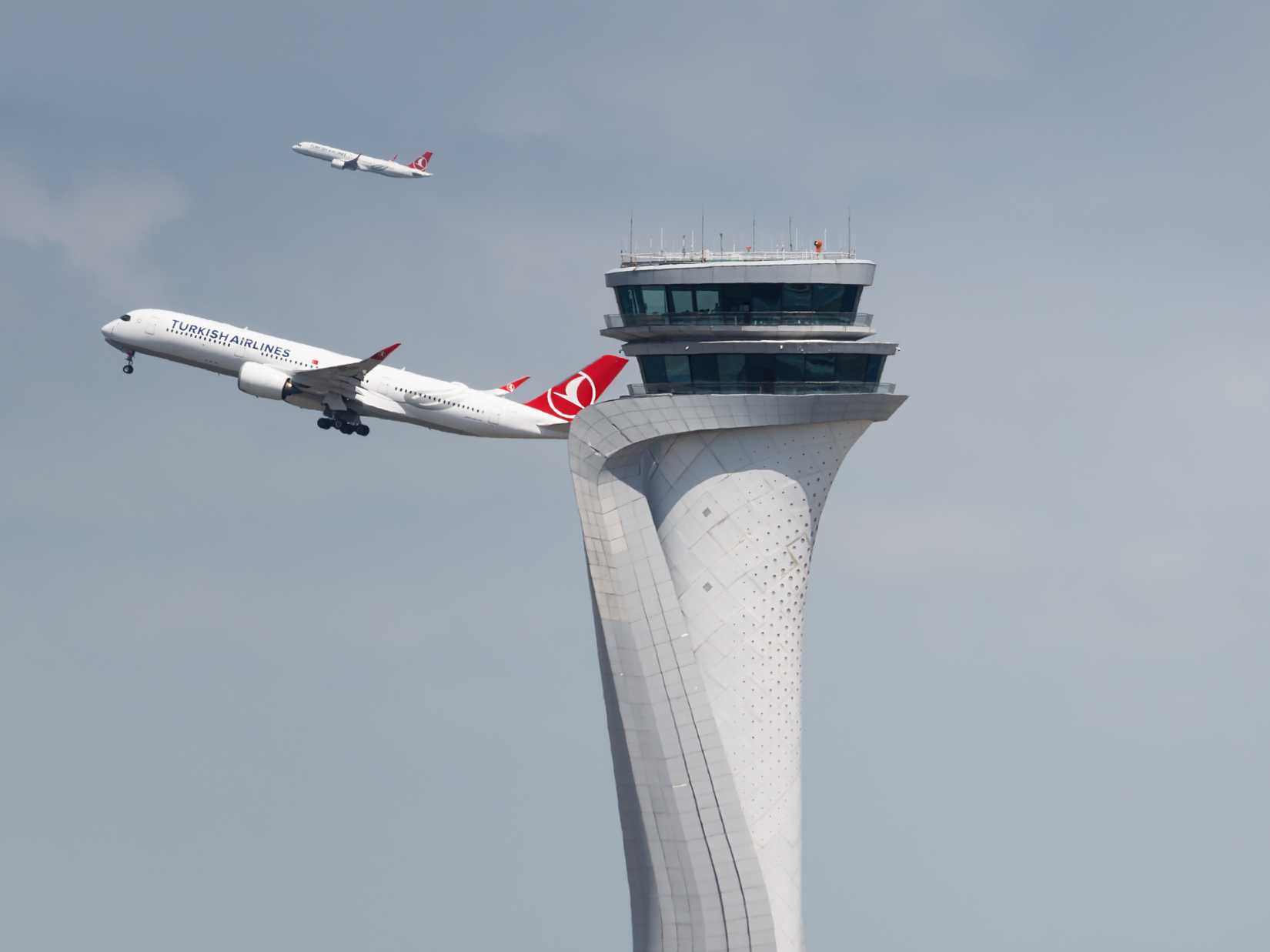 Parellel takeoffs of Turkish Airlines A350 and A321neo with ATC tower view.