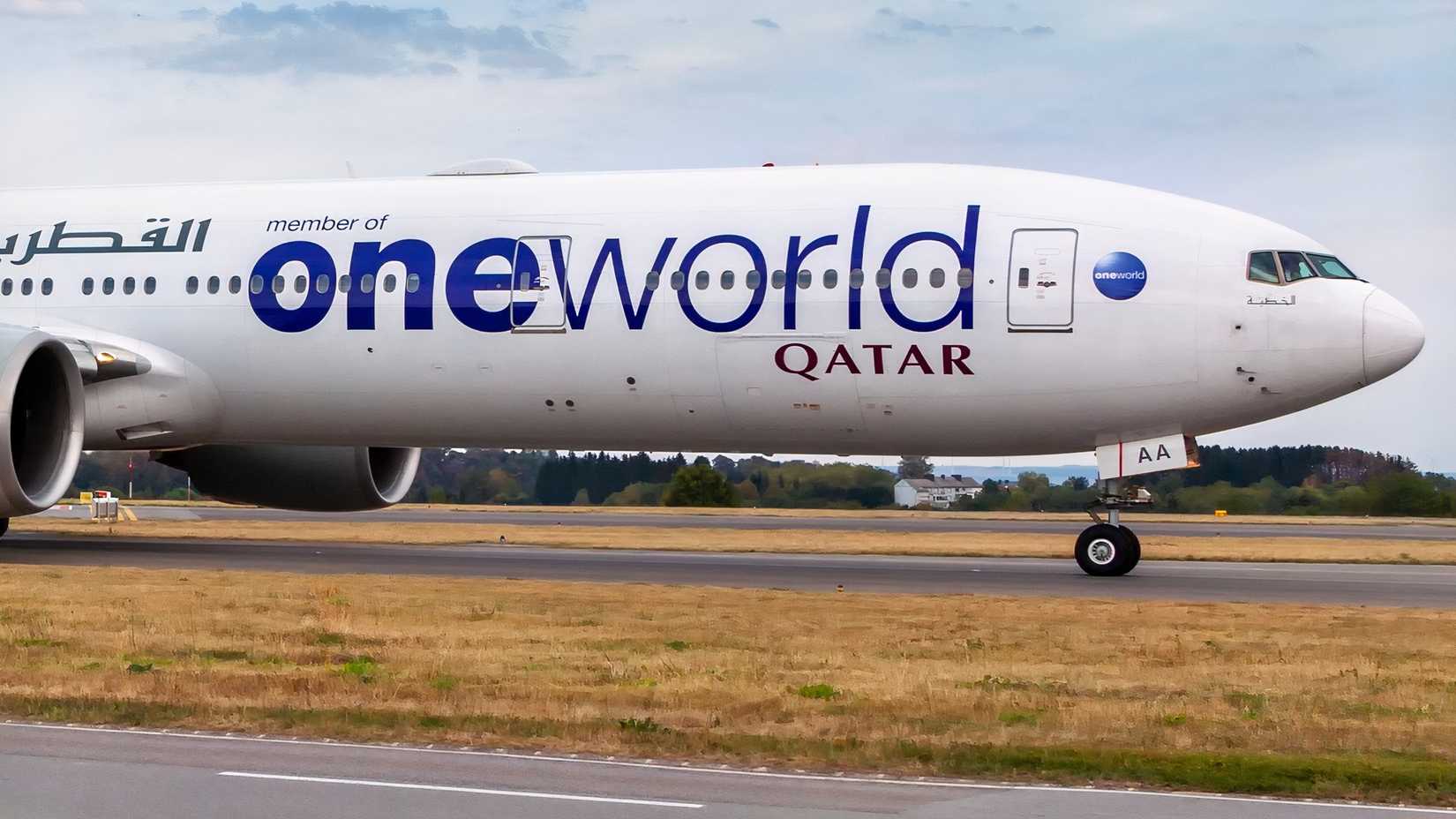 Qatar Airways oneworld livery Boeing 777-300ER A6-BAA taxiing1