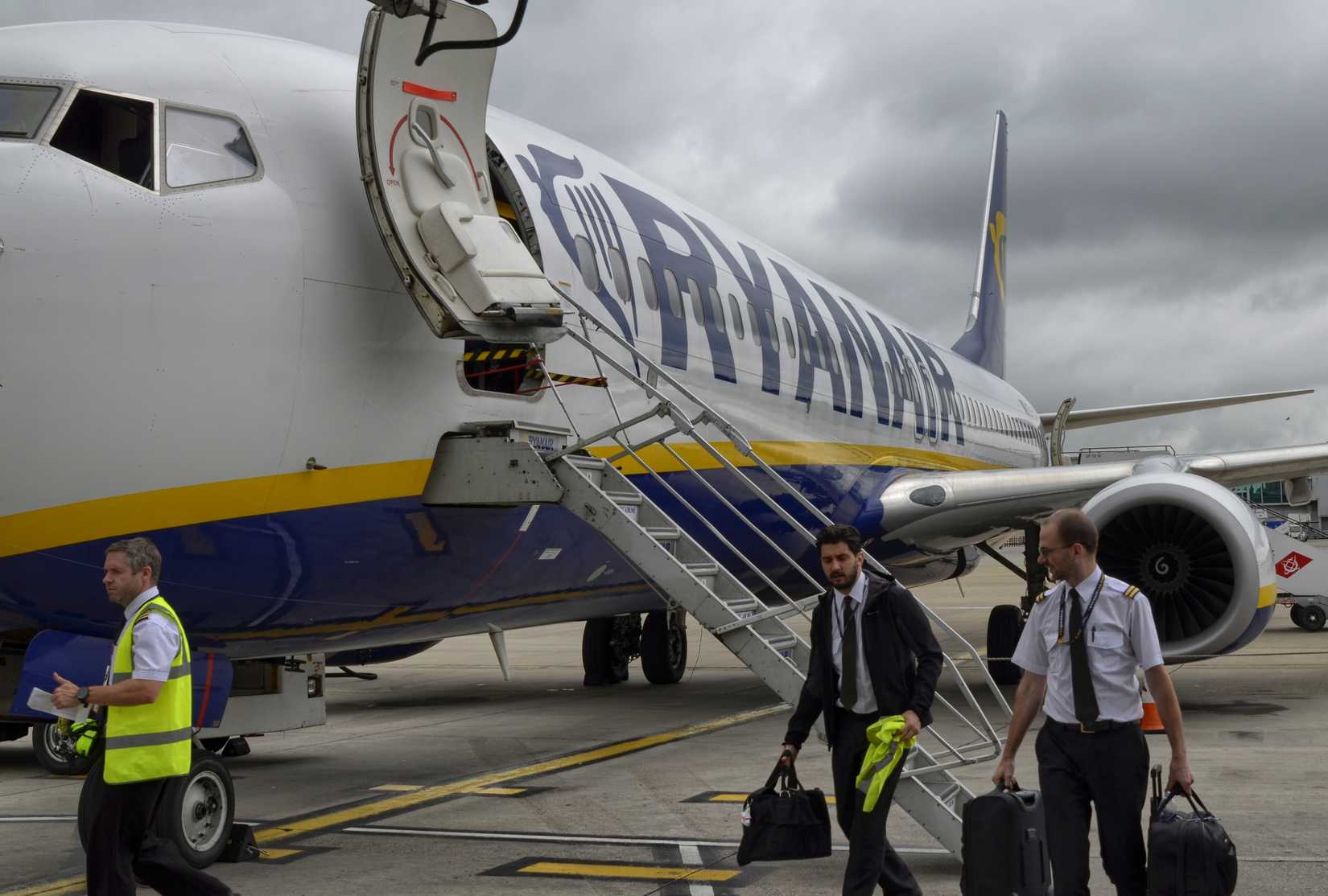 After the landing of the Ryanair aircraft, once the passengers get out, even the pilot and the co-pilot move away from the aircraft.