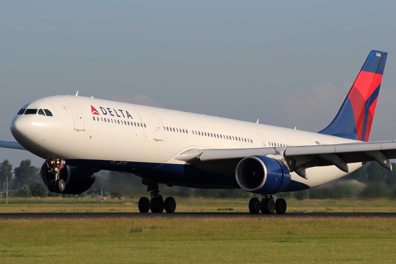 Delta Air Lines Airbus A330 landing 