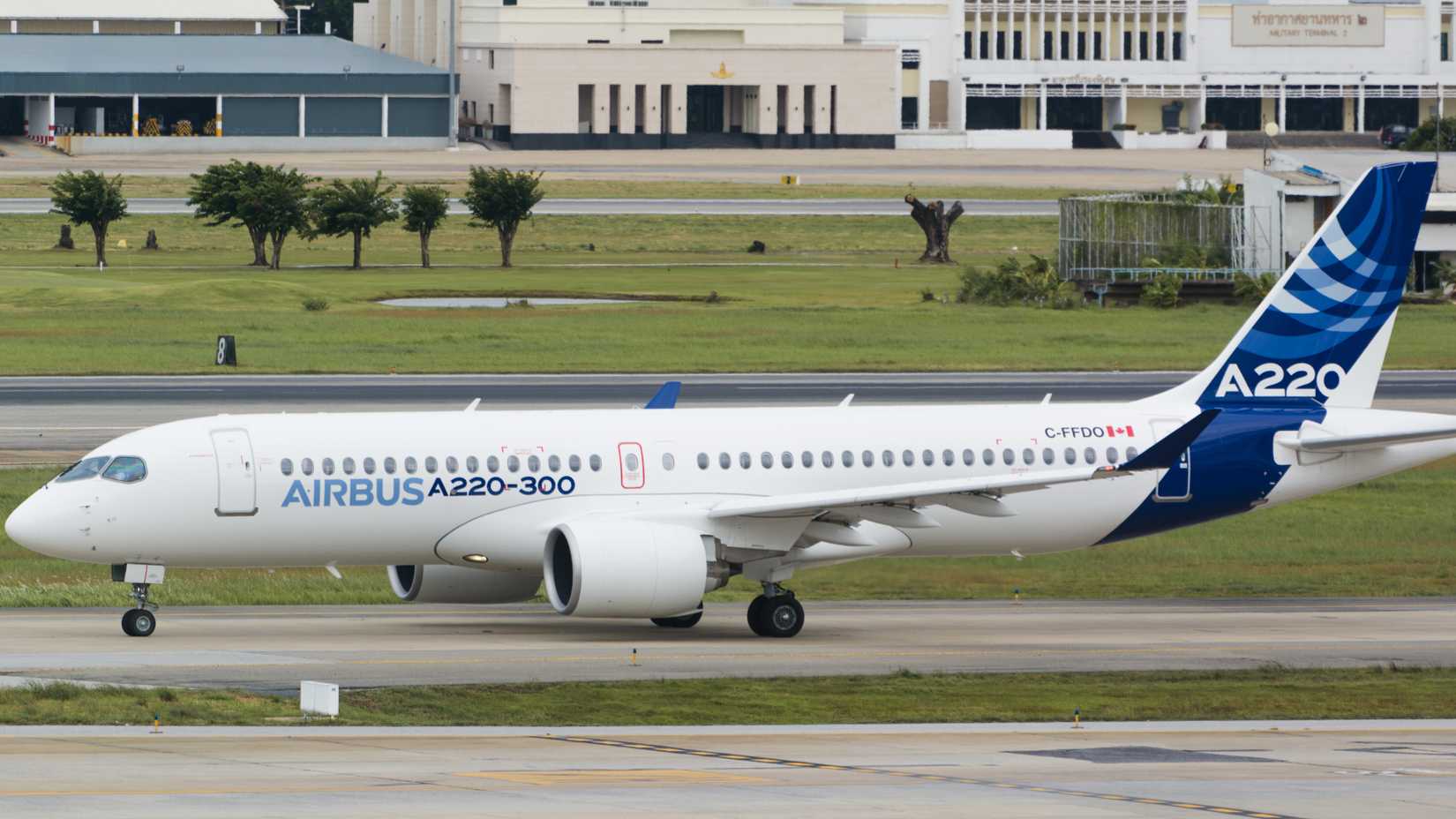 Airbus A220-300 Taxiing