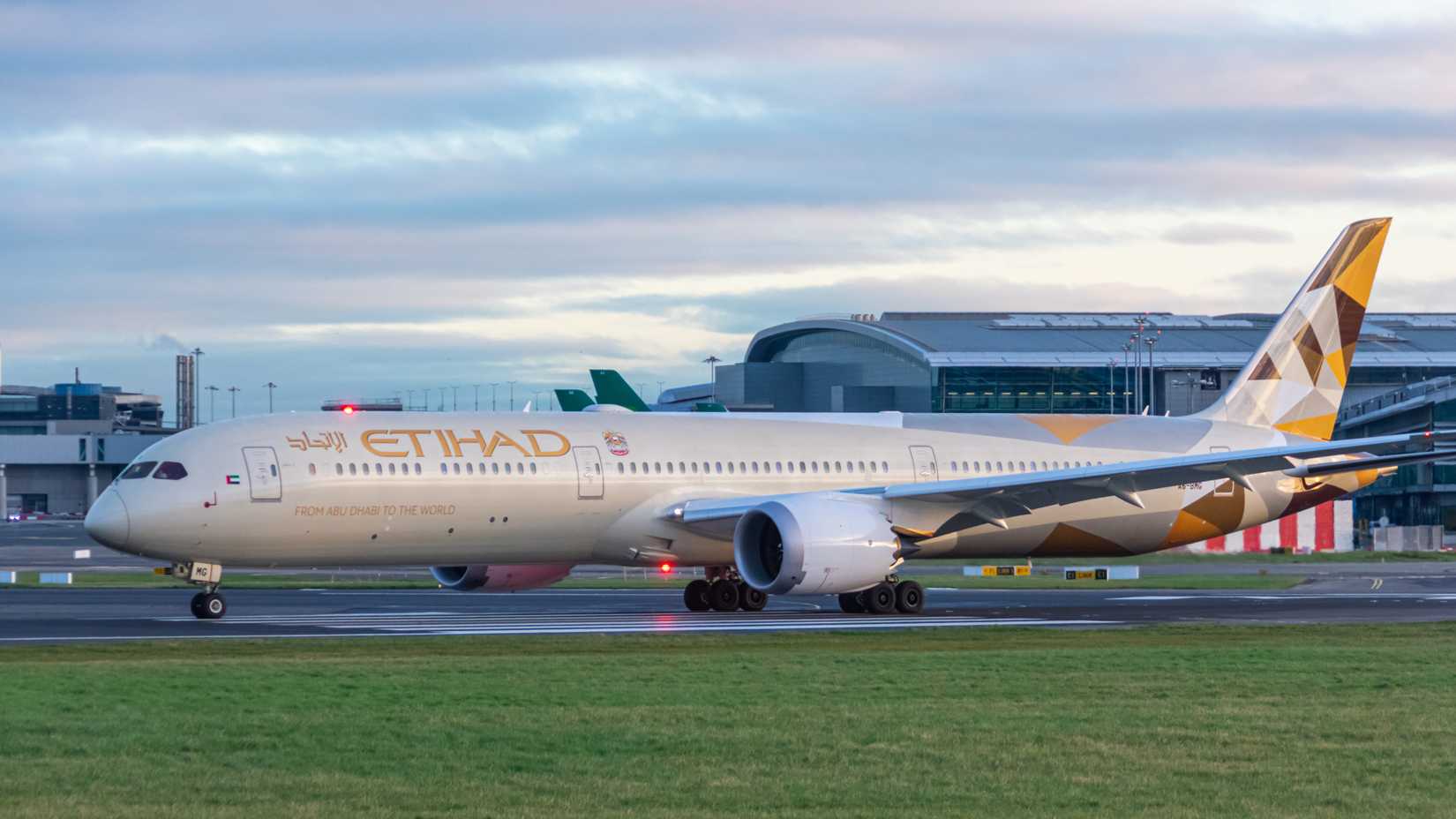 Etihad Airways Boeing 787 departing from Dublin Airport
