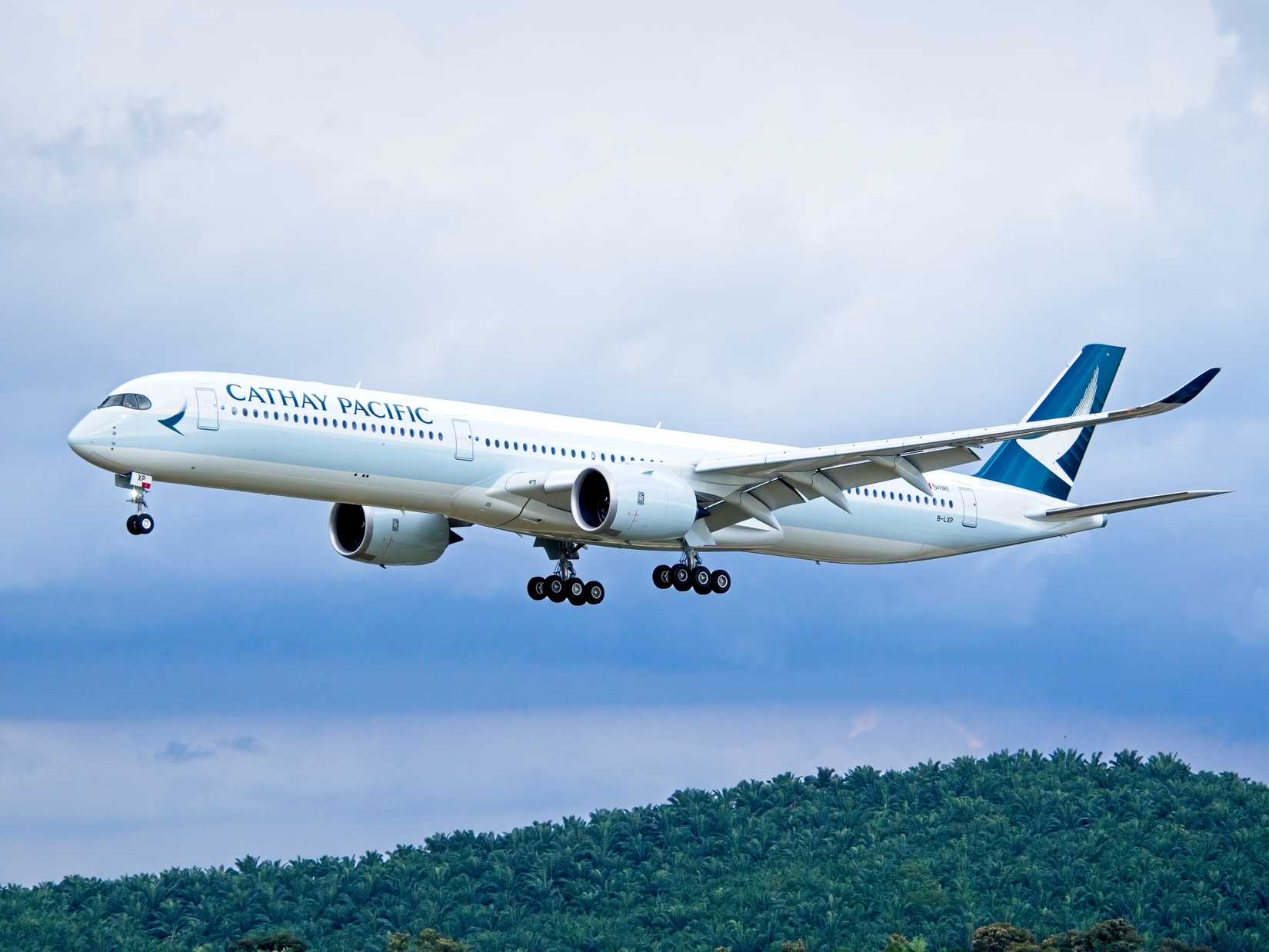 Cathay Pacific A350-1000 (B-LXP) on short final at Kuala Lumpur International Airport arriving from HKG Hong Kong International Airport