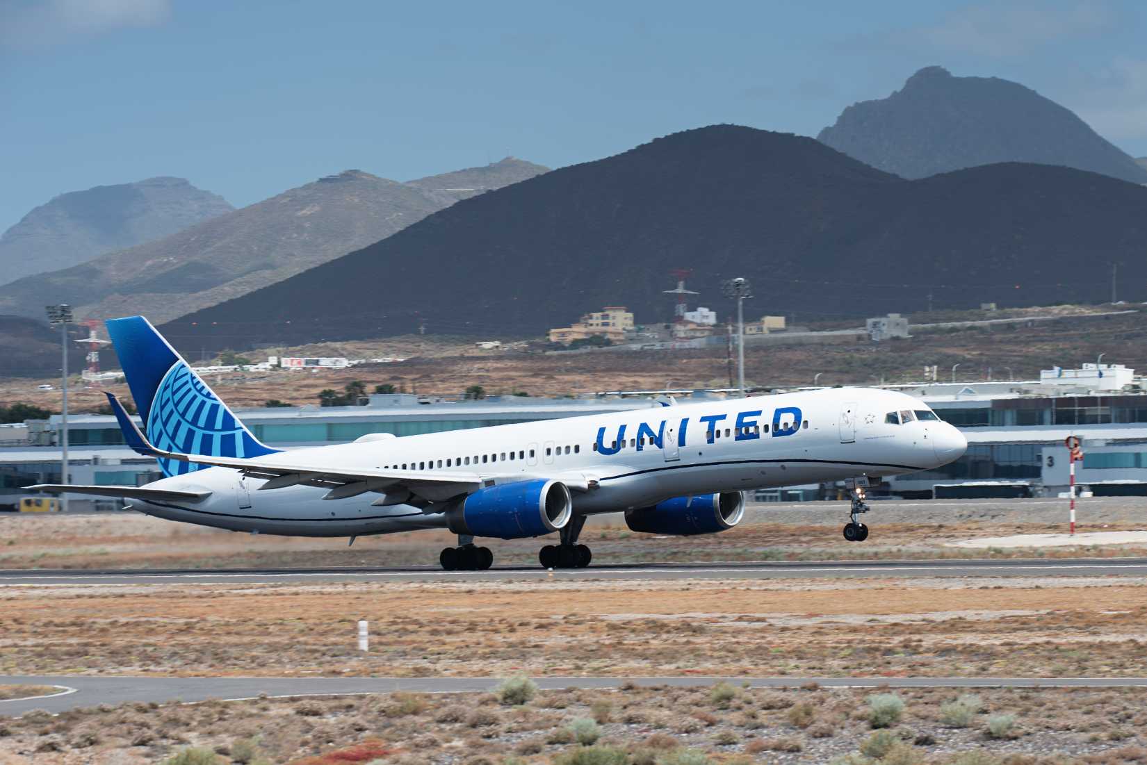 United Airlines Boeing 757-200 landing 