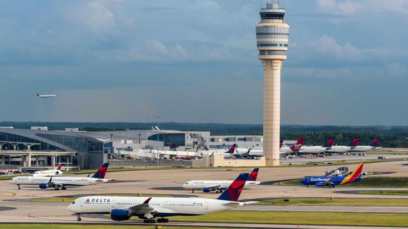 Multiple Aircraft Taxiing At Atlanta 