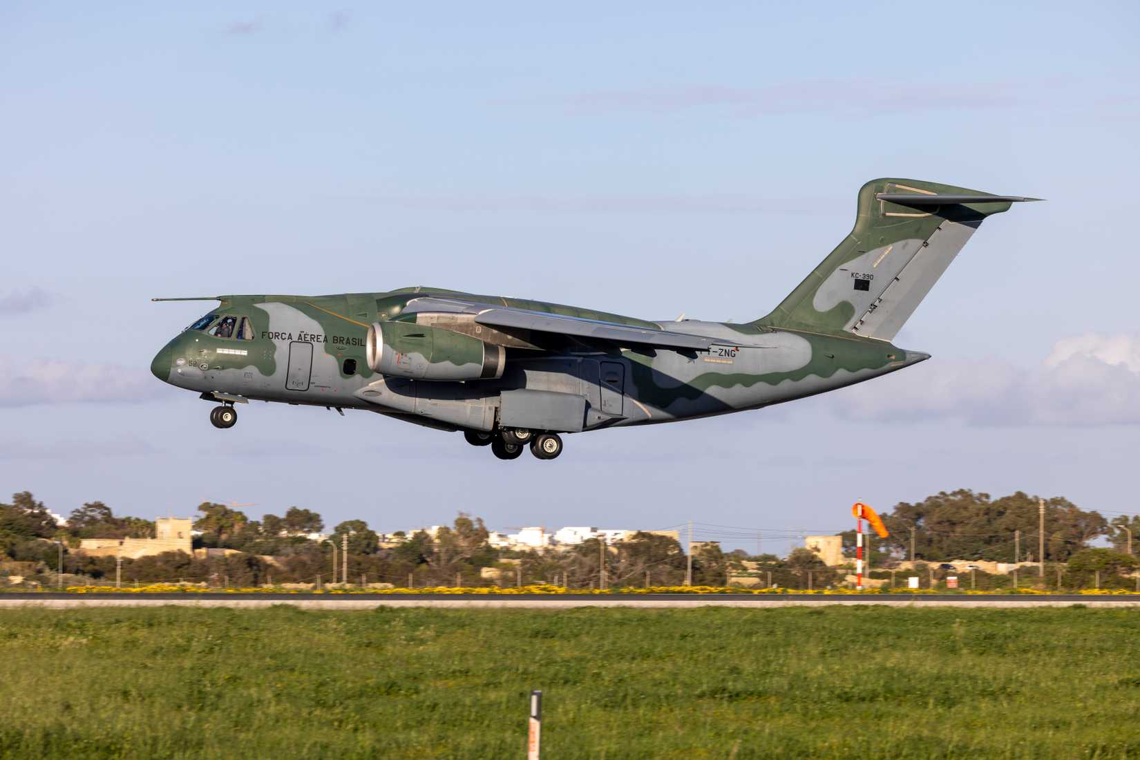 Brazilian Air Force KC-390 landing 