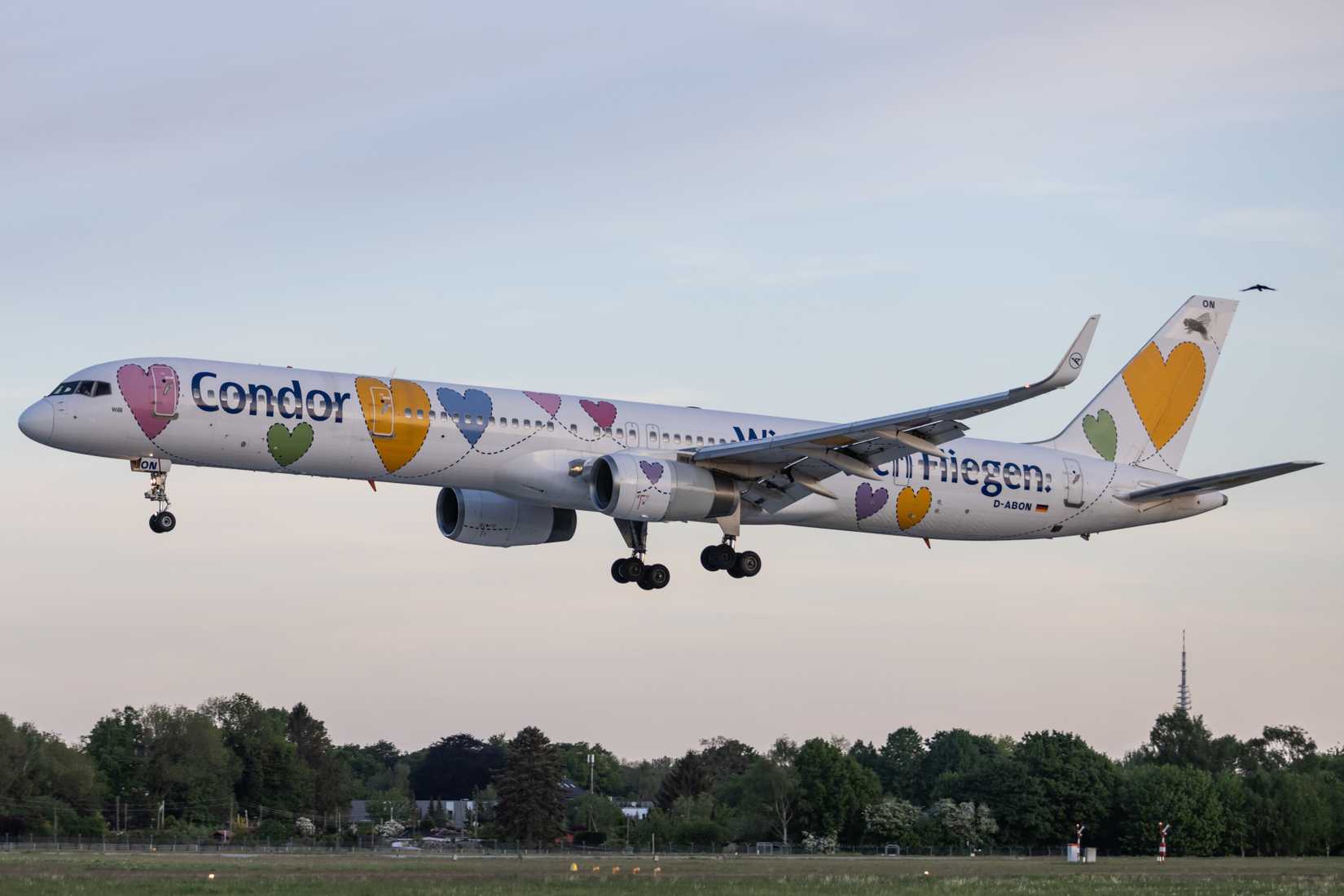 Condor Boeing 757-300 Landing In Hamburg