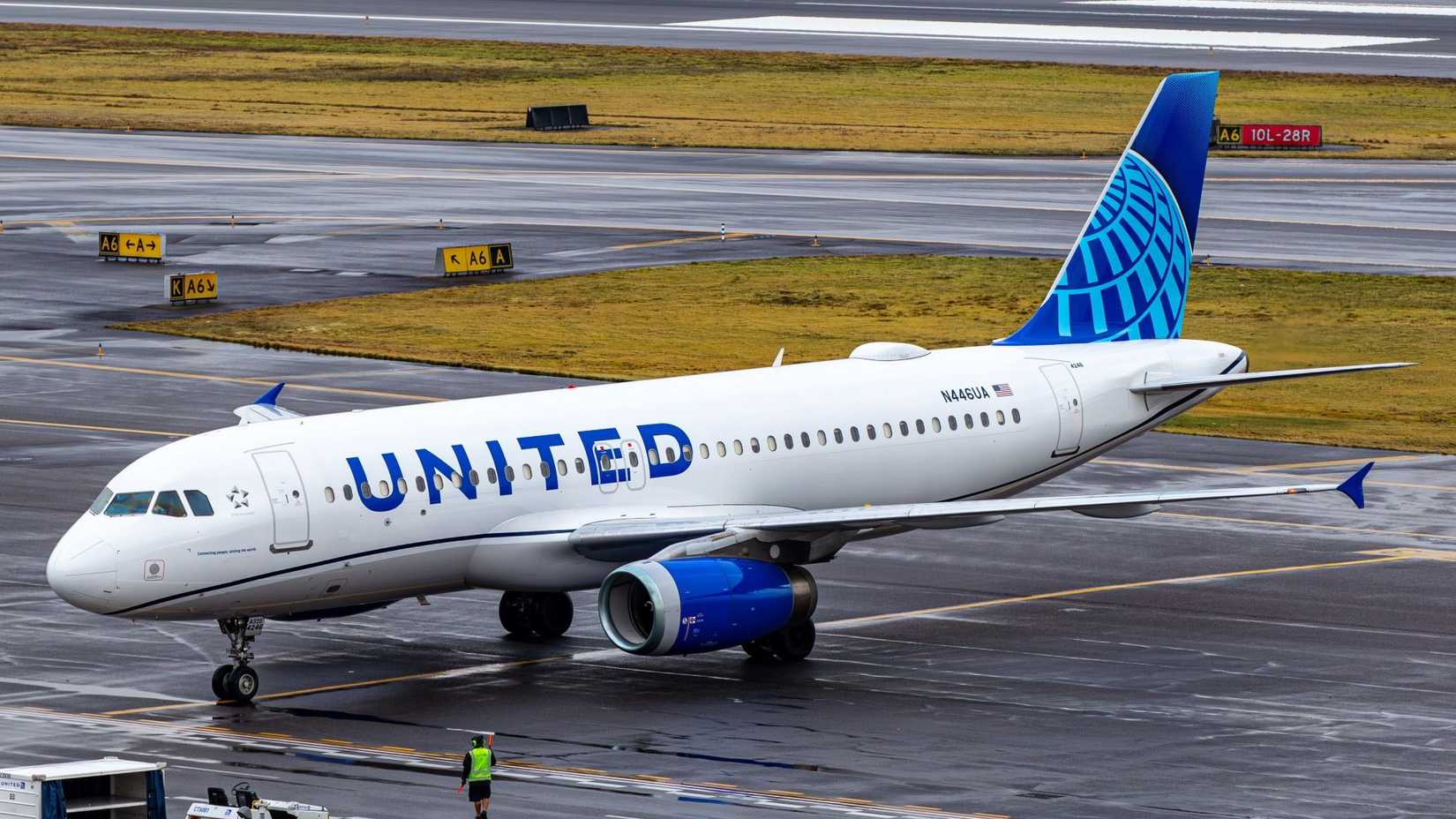 United Airlines Airbus A320-200 Entering Gate