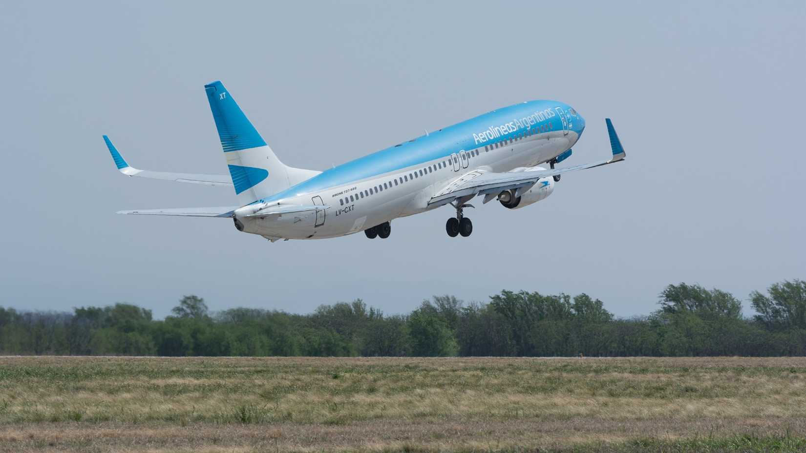 An Aerolineas Argentinas Boeing 737-800 taking off