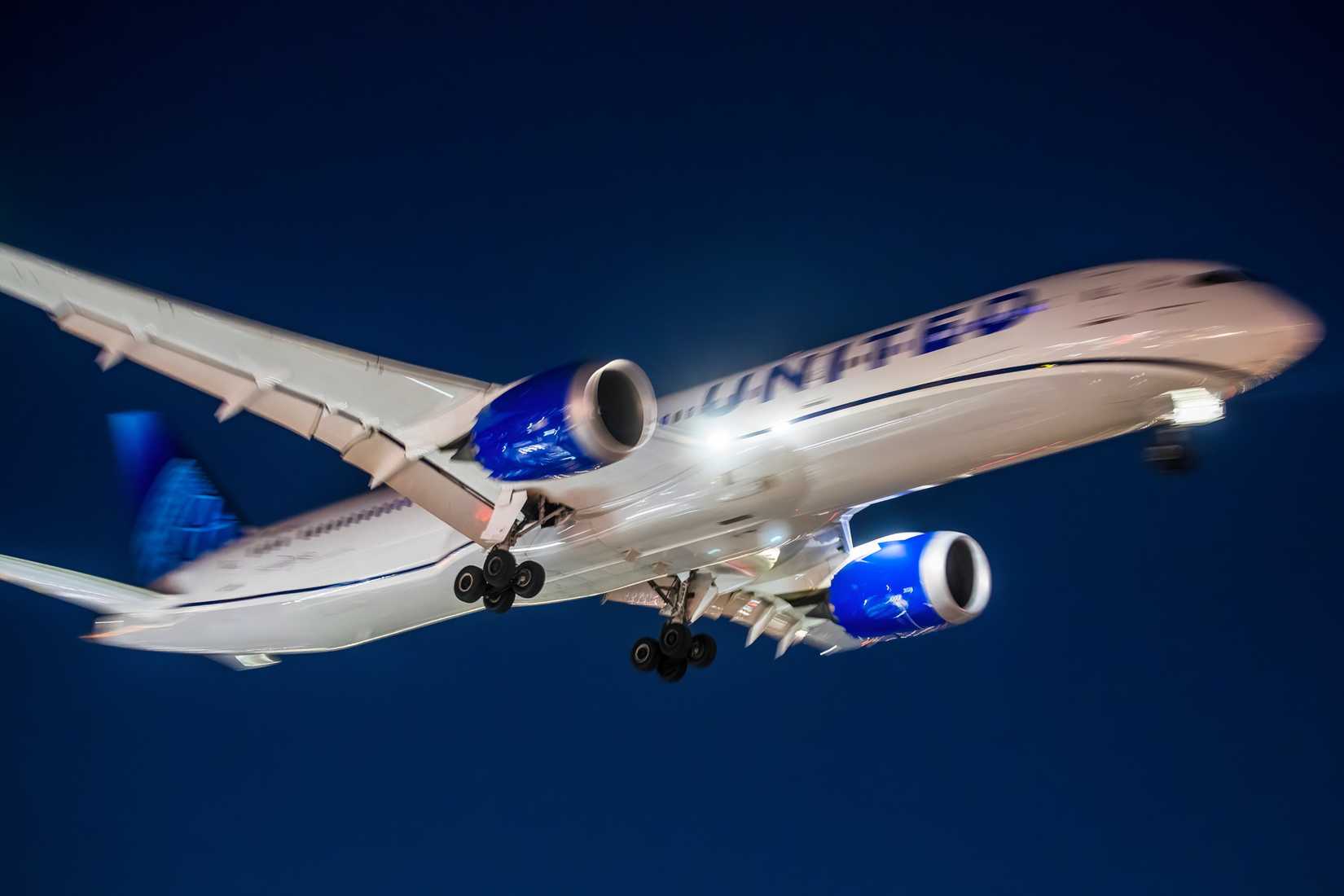 United Airlines Boeing 787 Dreamliner landing at night