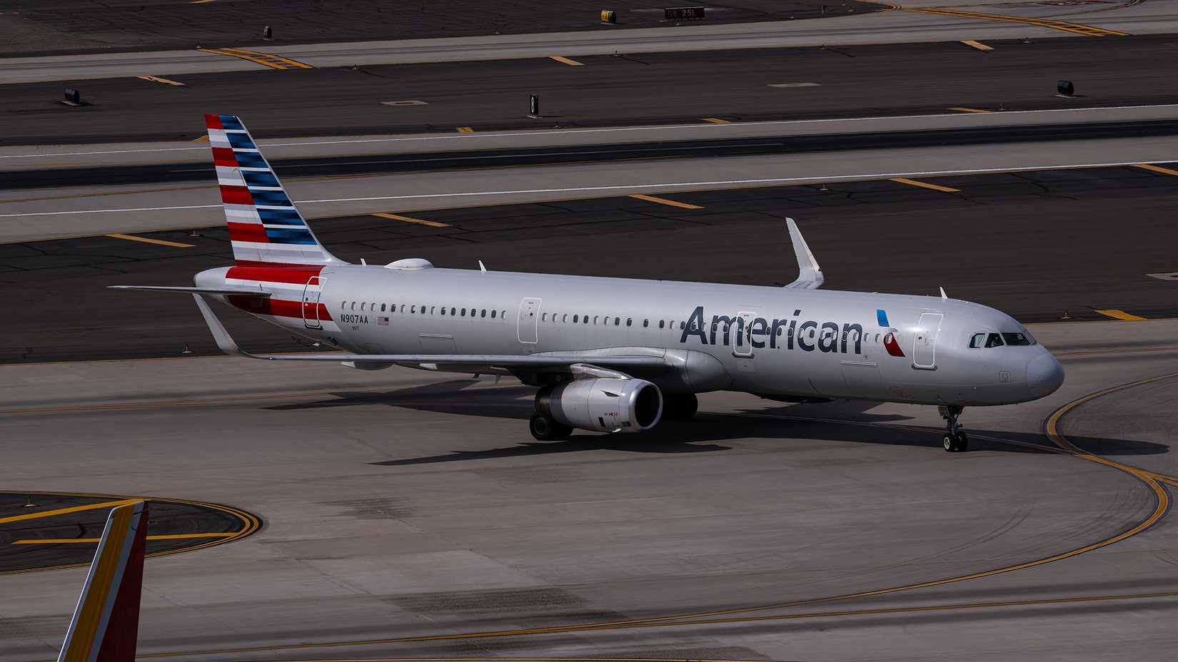 An American Airlines Airbus A321-200 taxiing