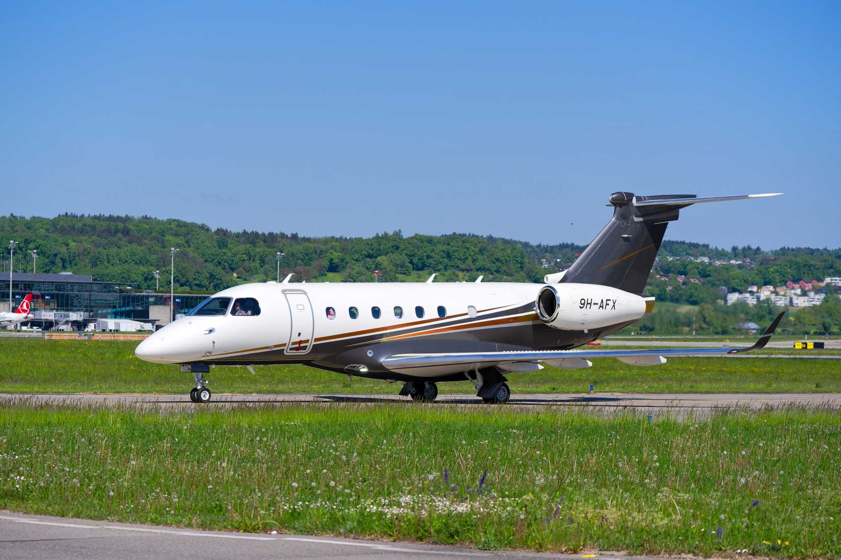 FlexJet Embraer Legacy Taxiing