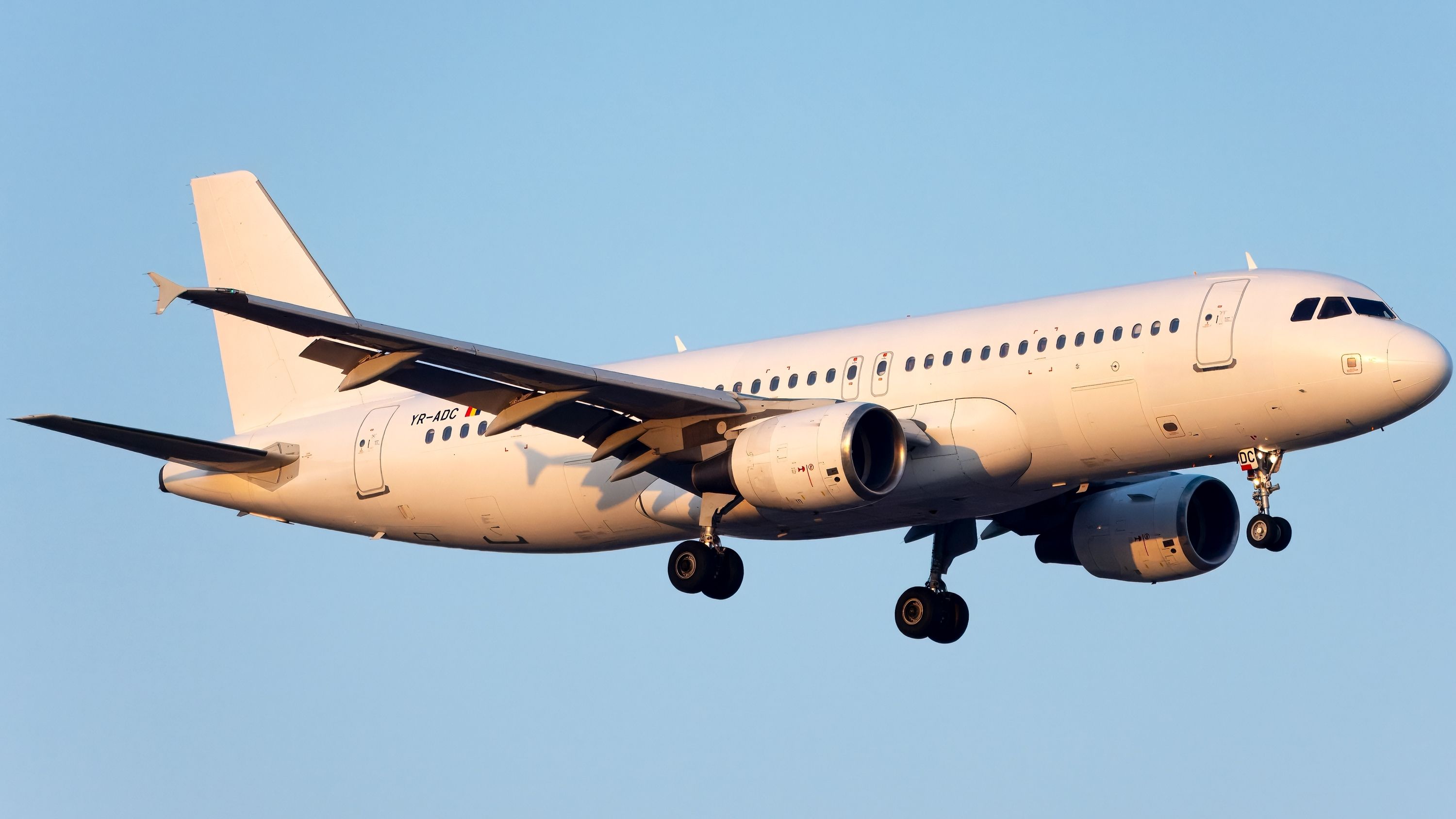 TLV - YR-ADC Flyyo airlines Airbus A320-200 seen landing at Tel Aviv Ben Gurion Airport. 