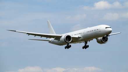 Boeing 777X landing
