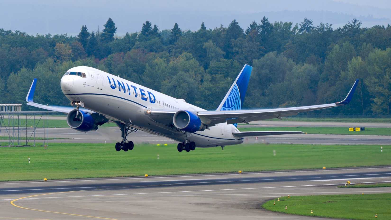 United Airlines Boeing 767 Departing