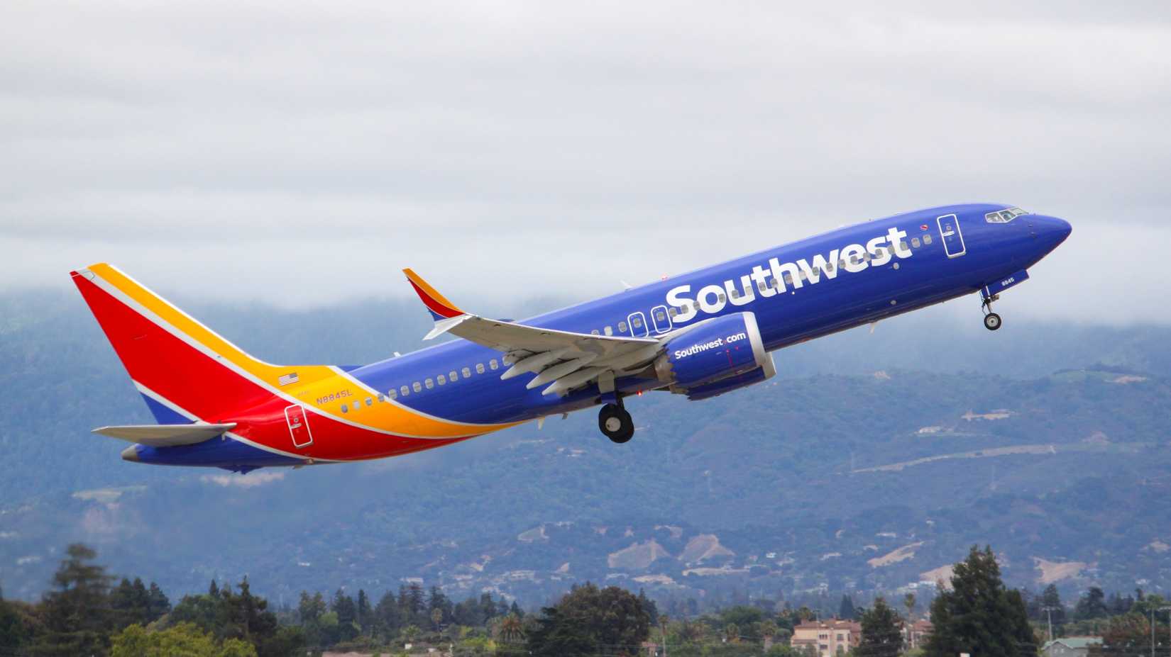 Southwest Airlines Boeing 737 MAX 8 Departs from San Jose International Airport.
