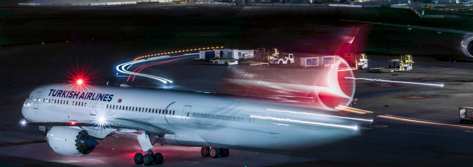 Turkish Airlines 787-9 at night