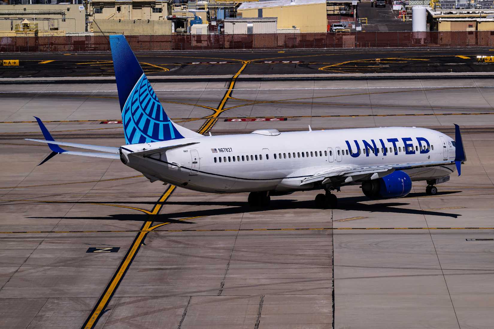 United Airlines Boeing 737-800ER N67827 at Phoenix Sky Harbor Intl. Airport