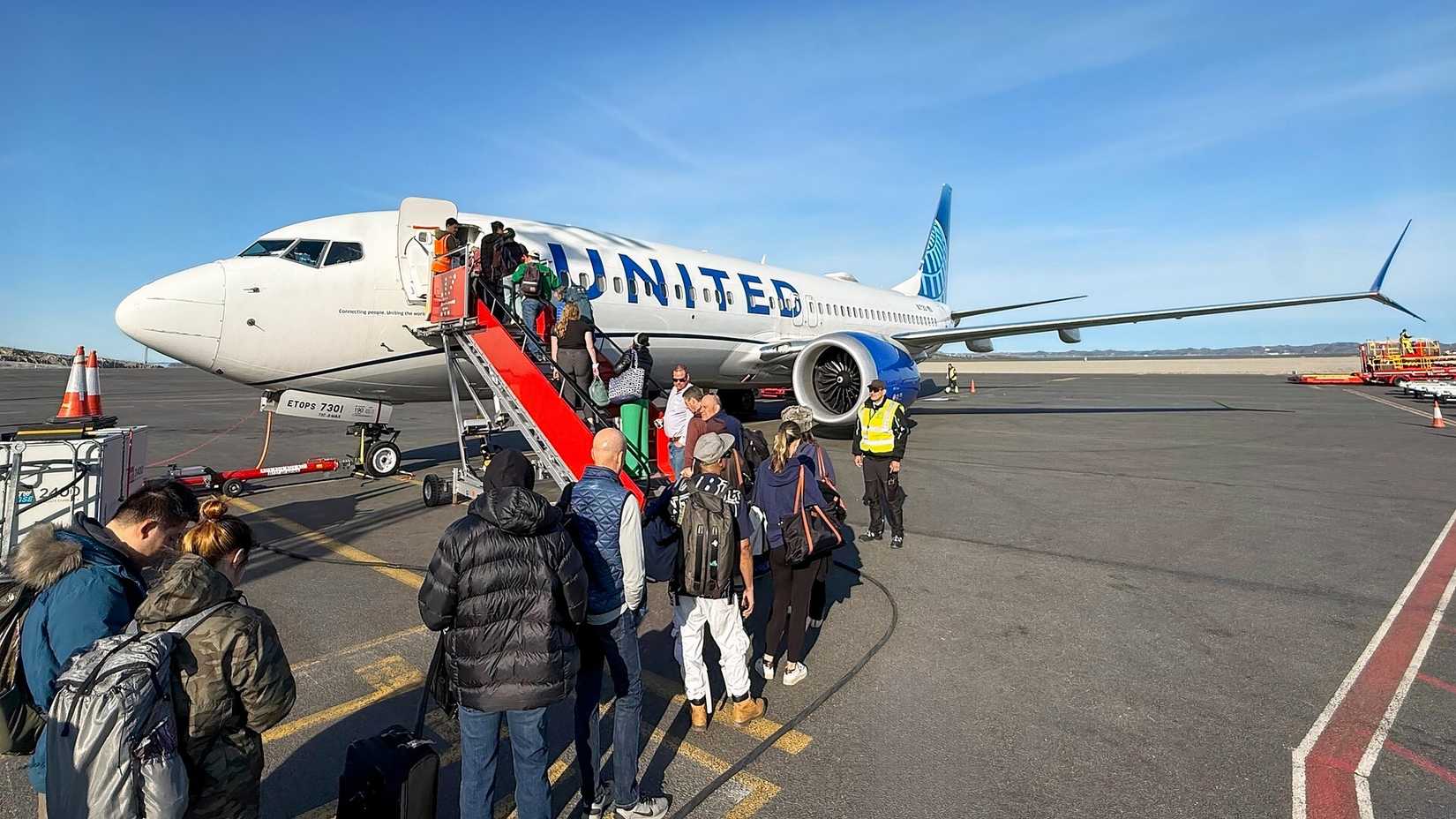 United Airlines Boeing 737 MAX 8 boarding 