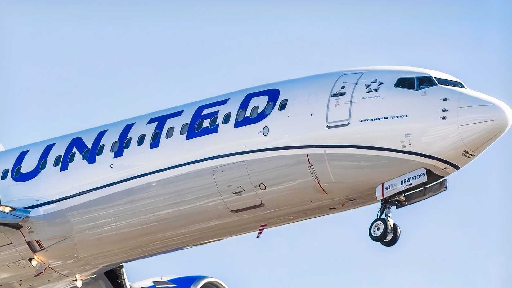 United Airlines Boeing 737 MAX 8 final approach