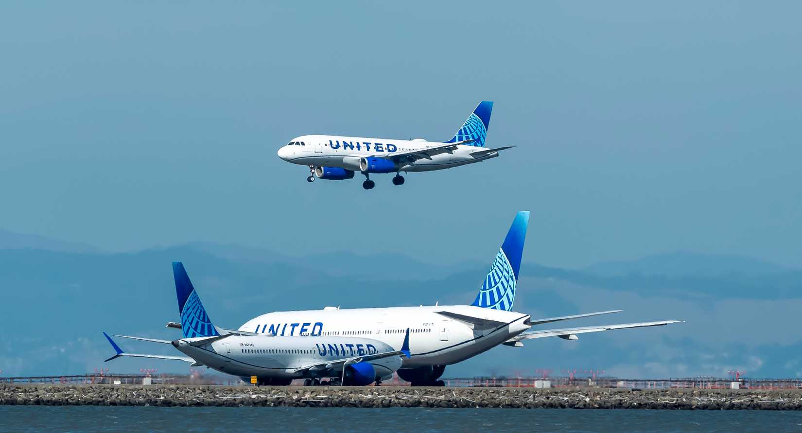 United Airlines Boeing and Airbus, narrowbody and widebody jets conducting flight ops simultaneously at SFO.