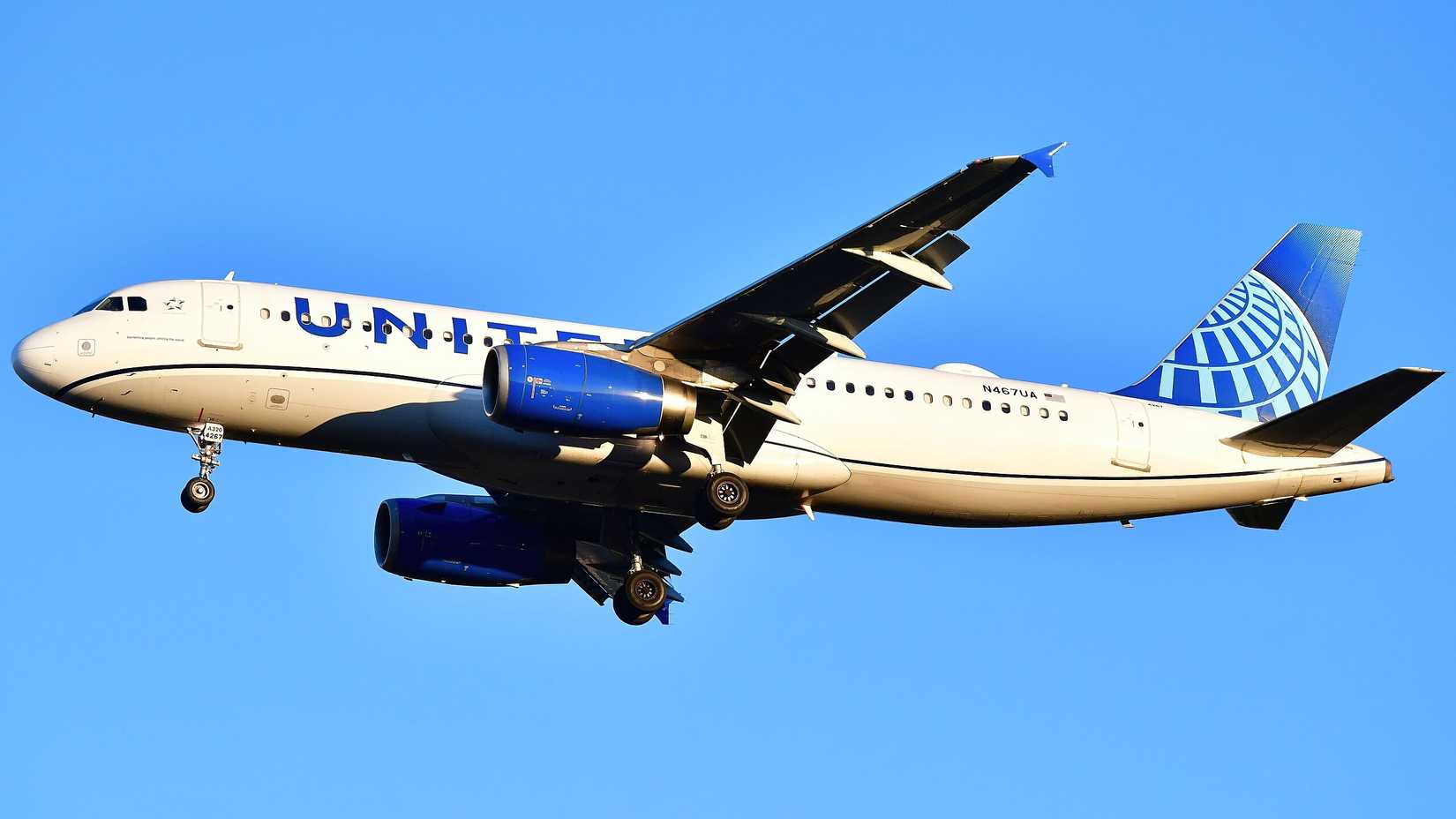 A United Airlines Airbus A320 on final approach to Washington Dulles Airport