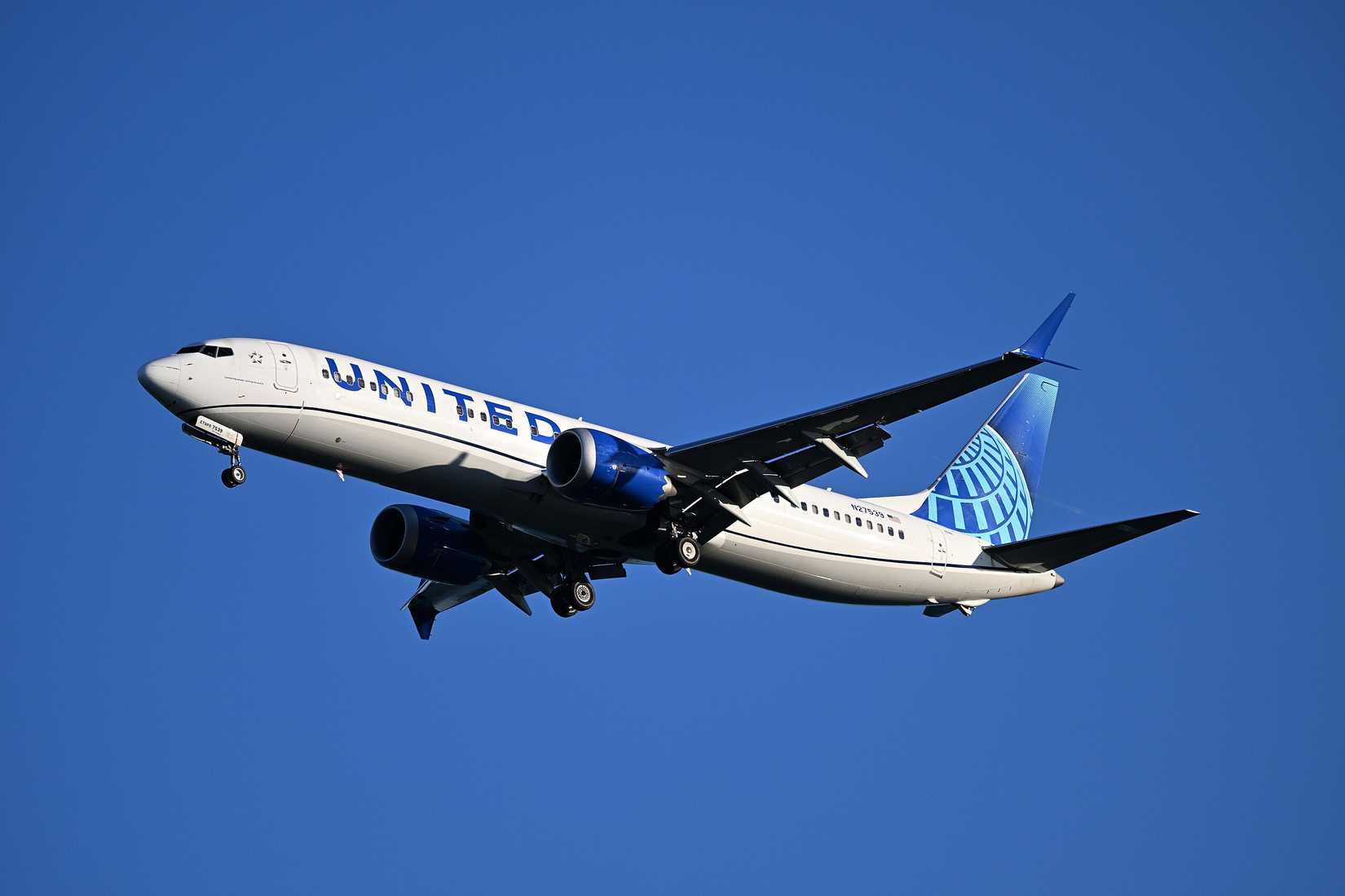 United Airlines Boeing 737-9 MAX N27539 on final approach to Runway 4R at Boston Logan Airport