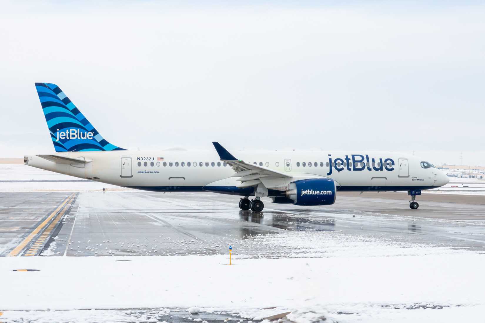 JetBlue Airbus A220-300 in the snow