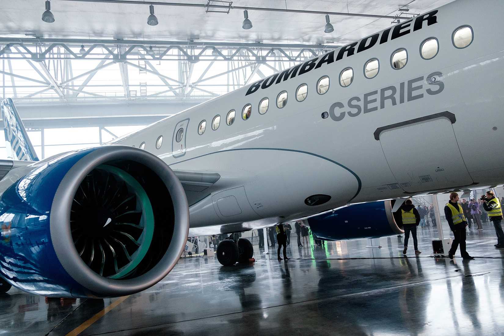 A Bombardier CSeries aircraft with a geared turbofan
