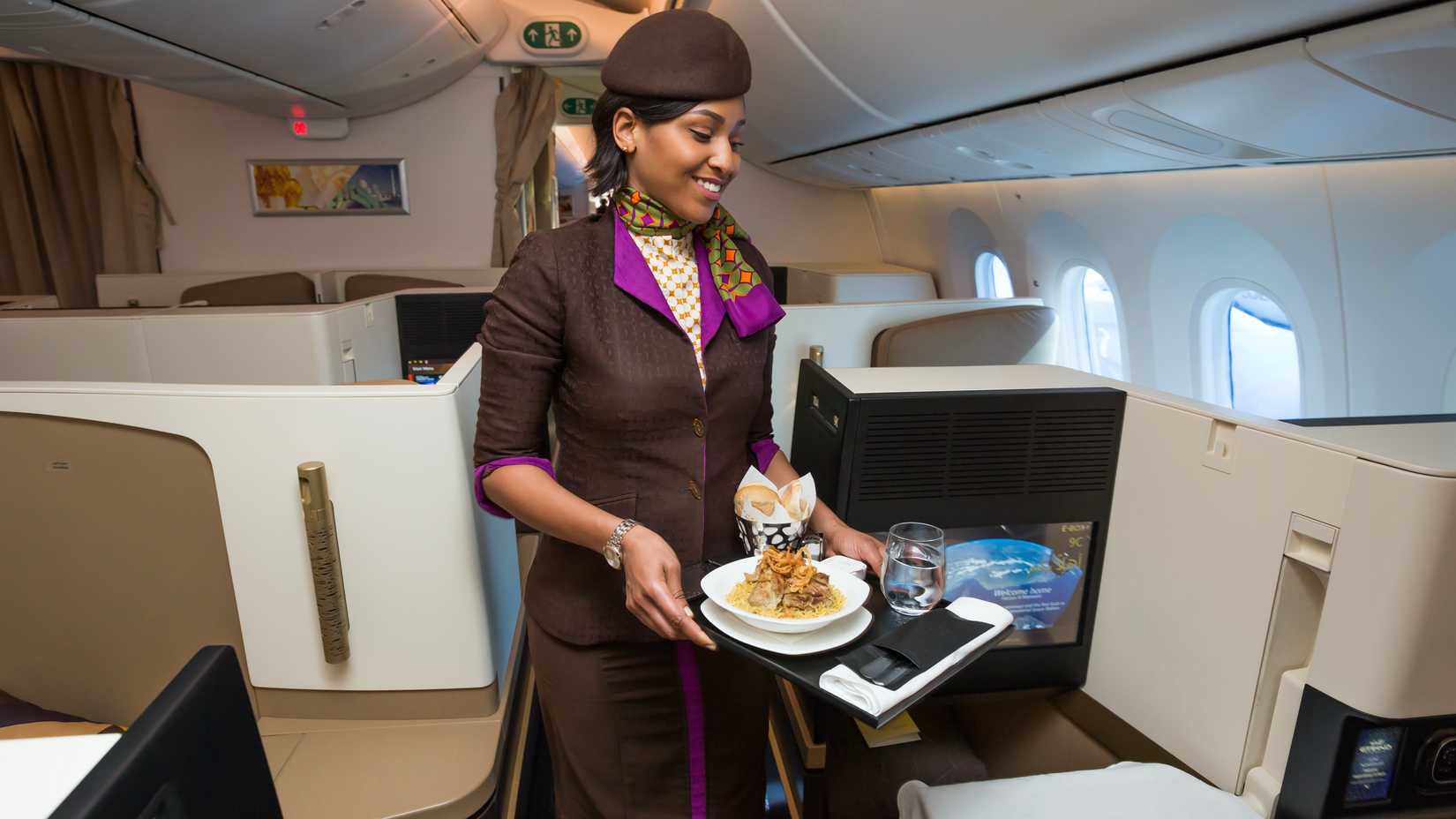 Бортпровідники Etihad обслуговують бізнес-клас на Boeing 787