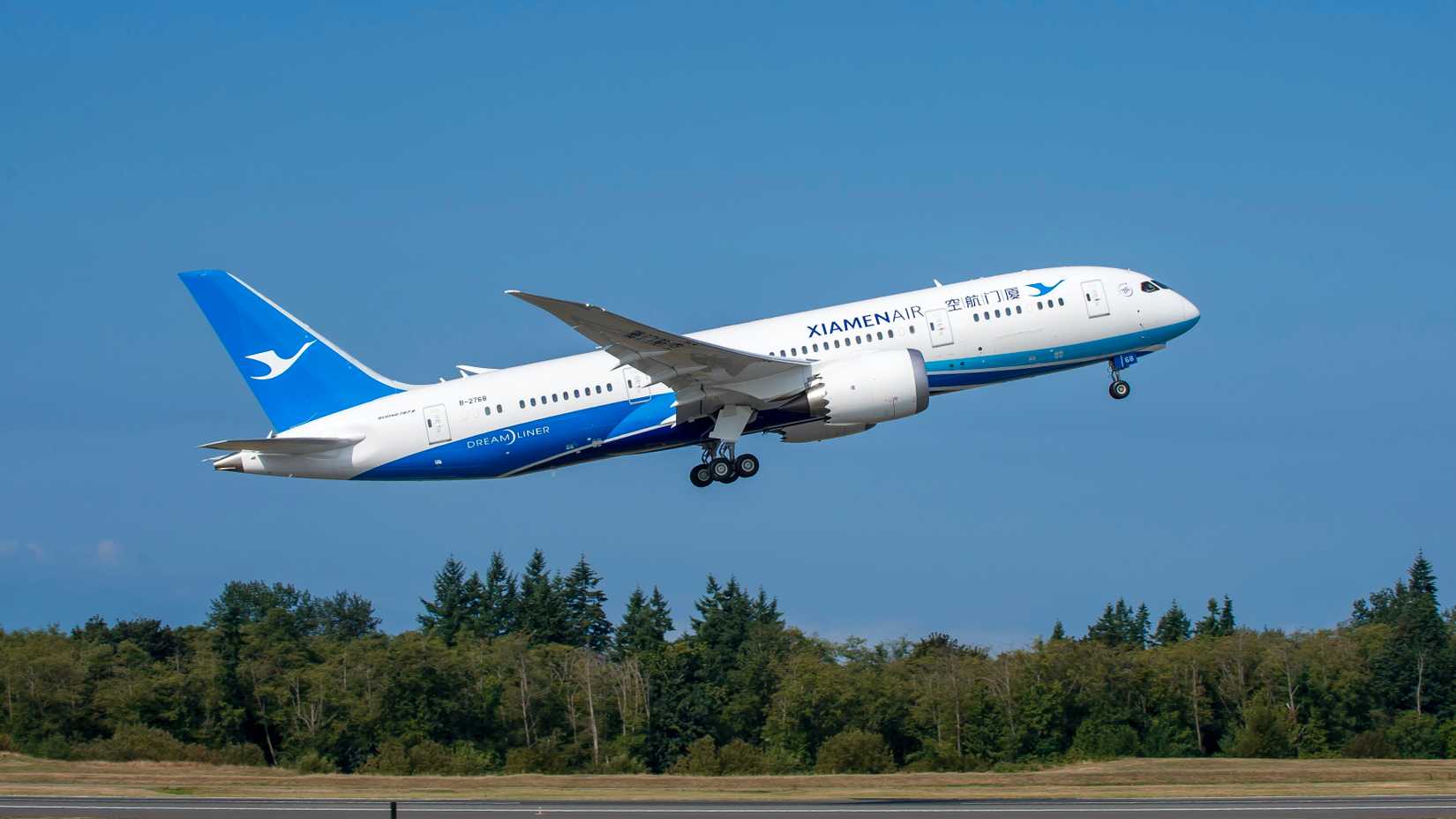 Xiamen Airlines Boeing 787 Dreamliner taking off