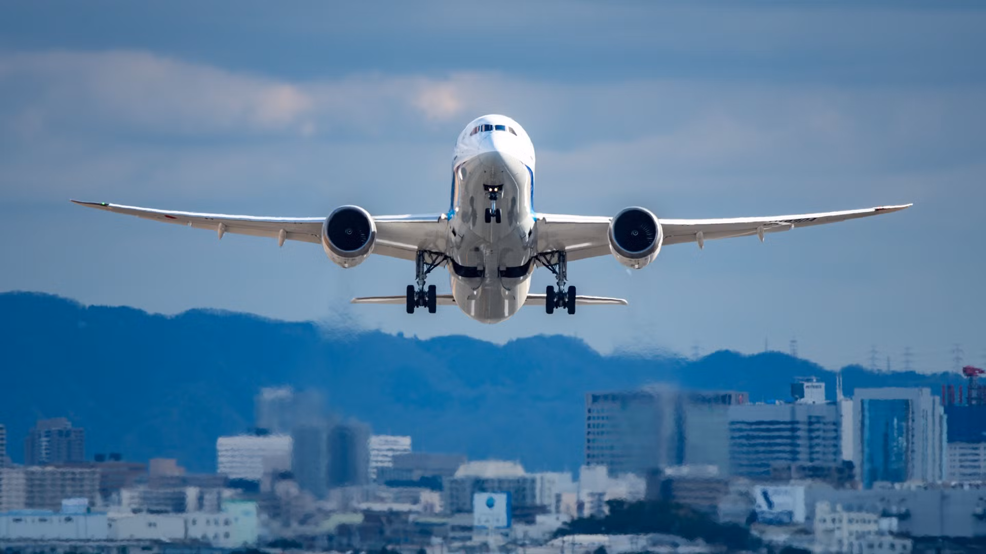 787 takeoff Osaka