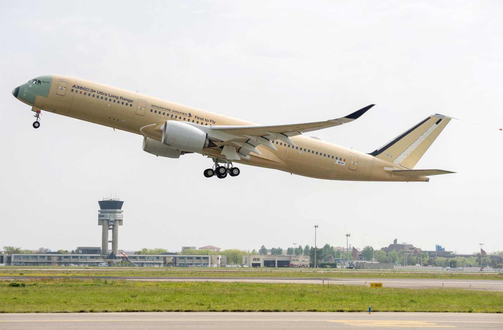 A350-900 ULR Singapore Airlines take off