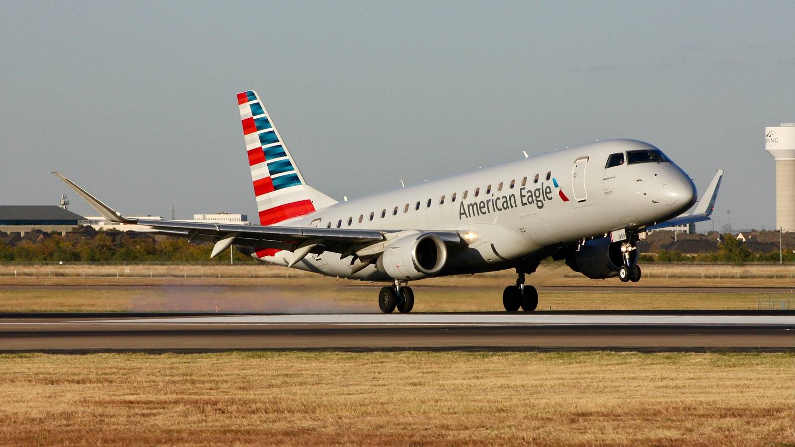 American Eagle Embraer E175 Diverts To Columbus After Windshield Cracks