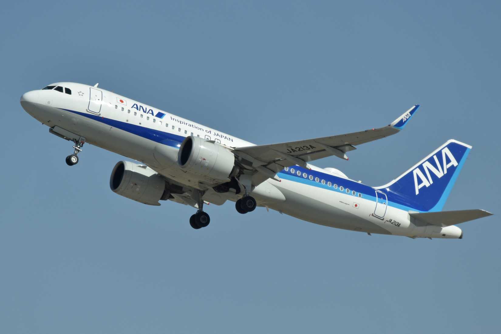 ana airbus a320 flying