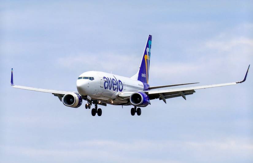 Avelo Boeing 737-700 on final approach to land