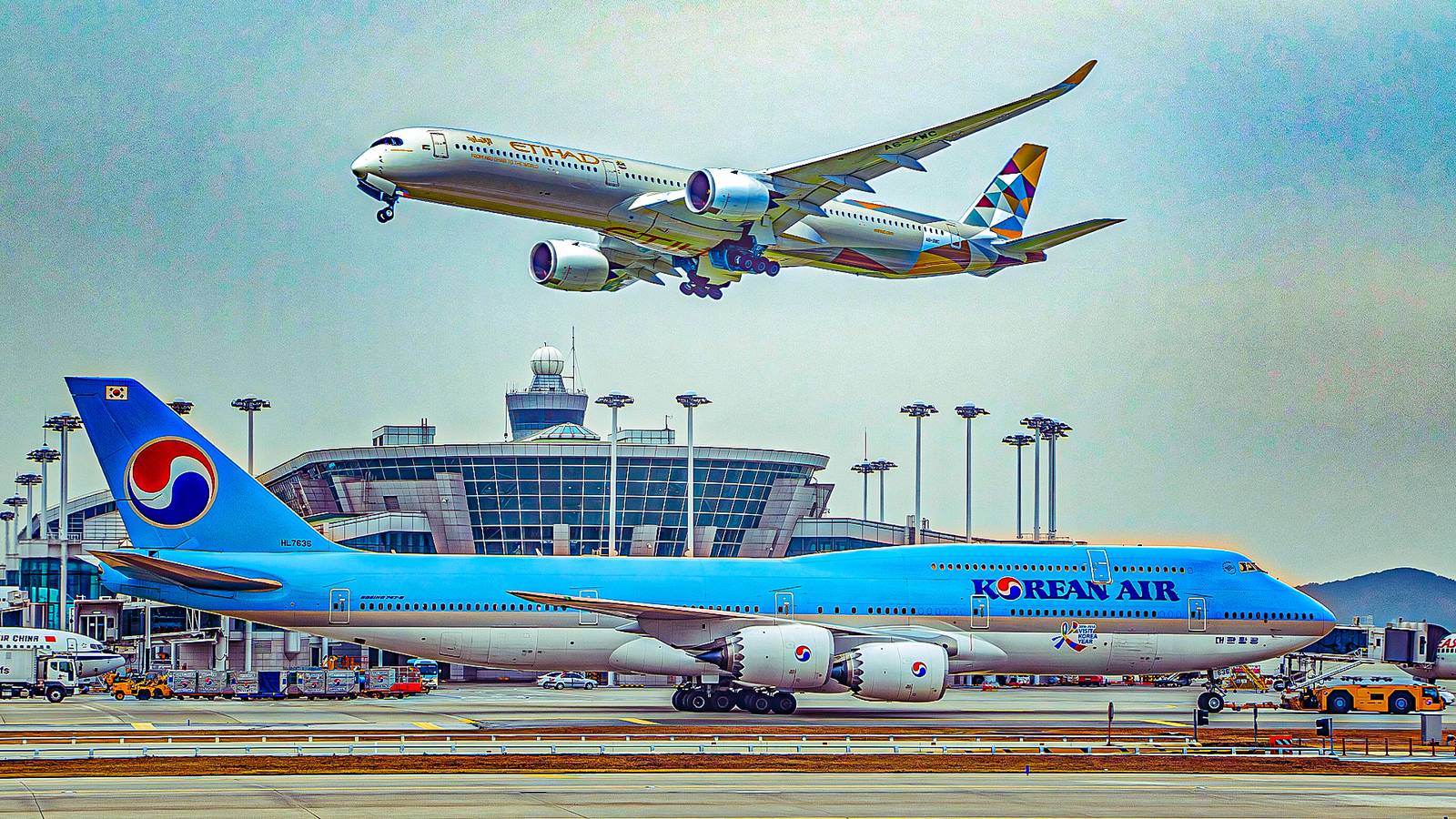 Here’s How Much Bigger The Boeing 747-8 Is Compared To The Airbus A350