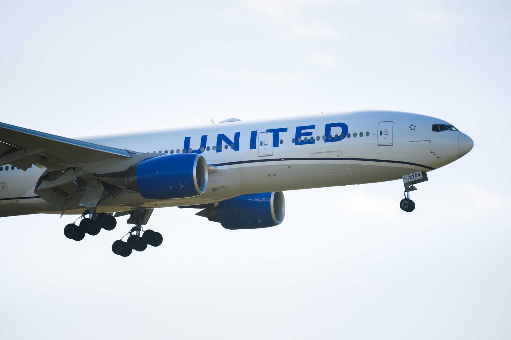 Boeing 777 flying towards Auckland International Airport.
