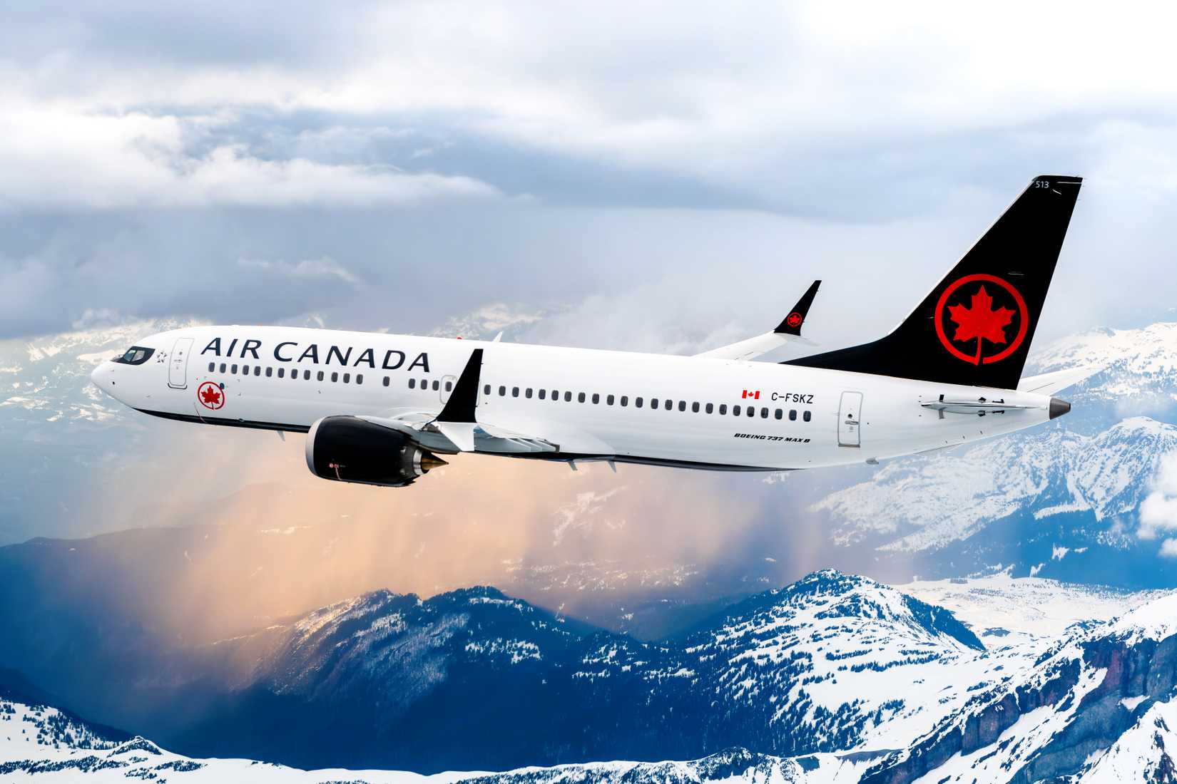 Air Canada Boeing 737 MAX 8 über den Bergen