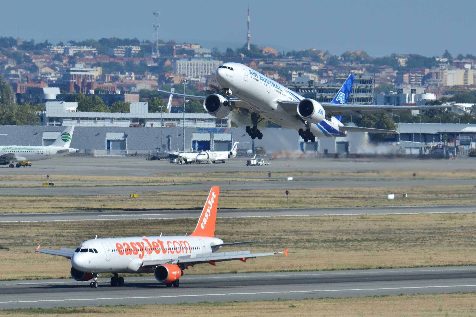 An Air Austral 777 takes off