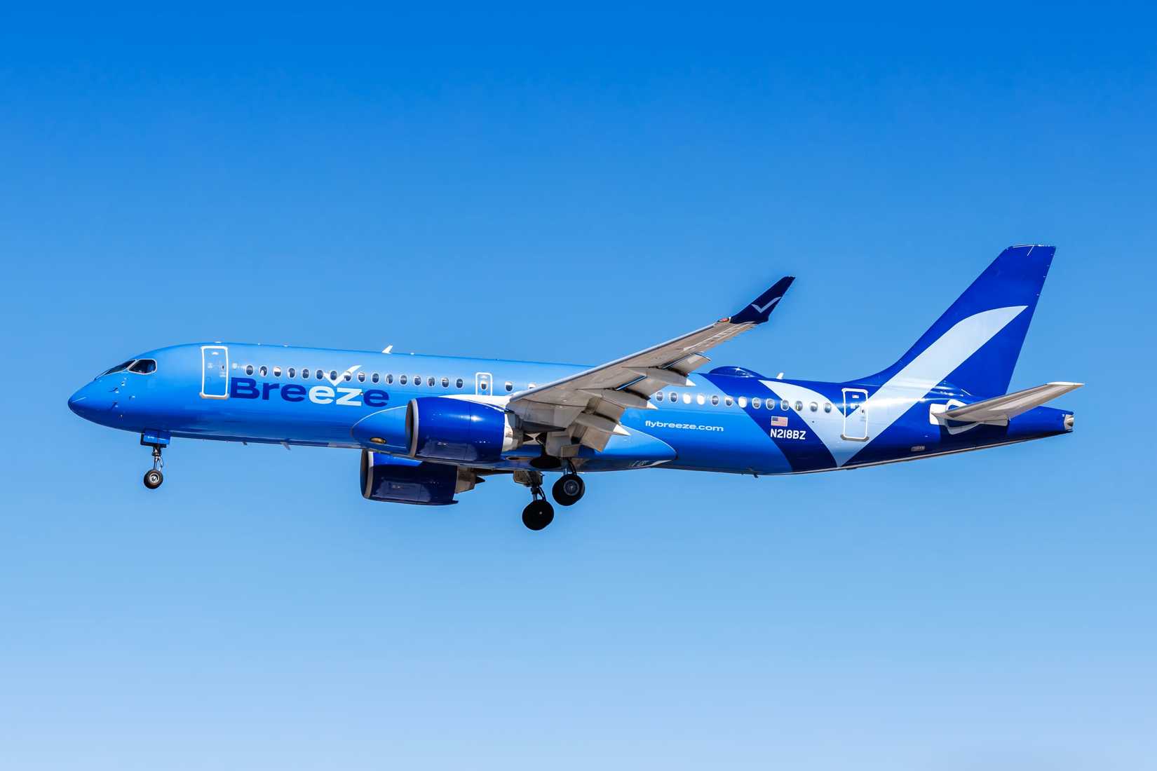 Breeze Airways A220-300 on approach