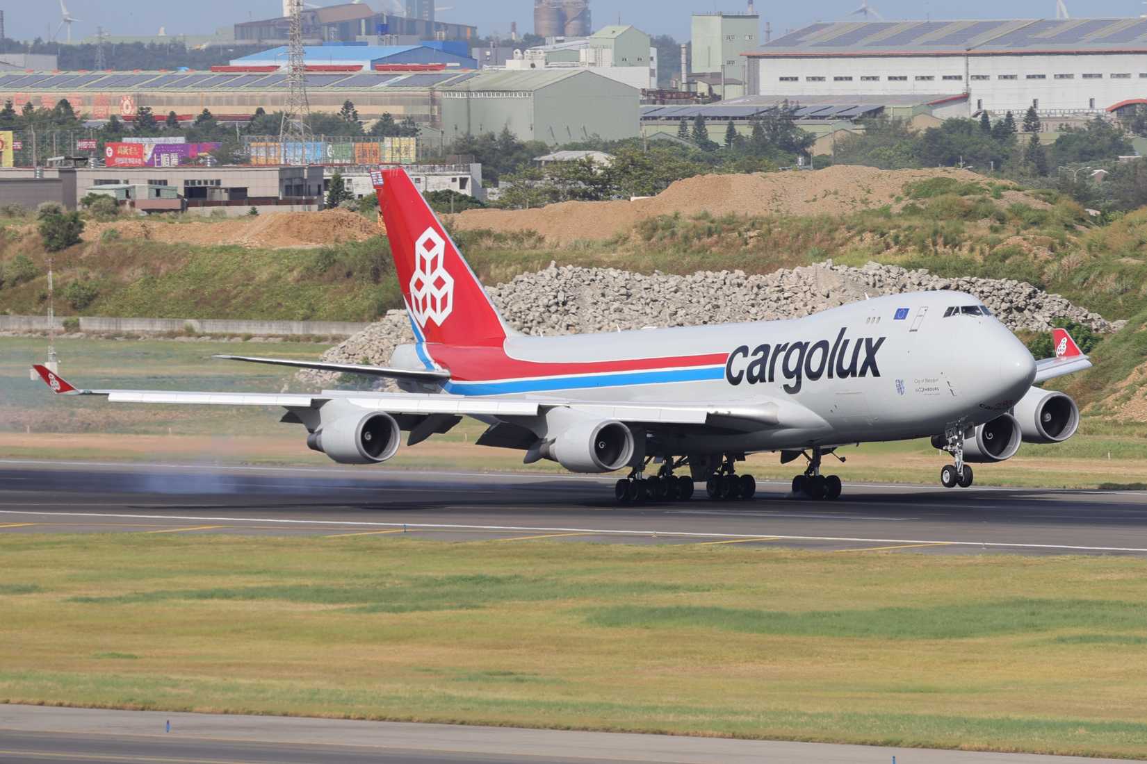Cargolux airlines Boeing 747-400F landing.