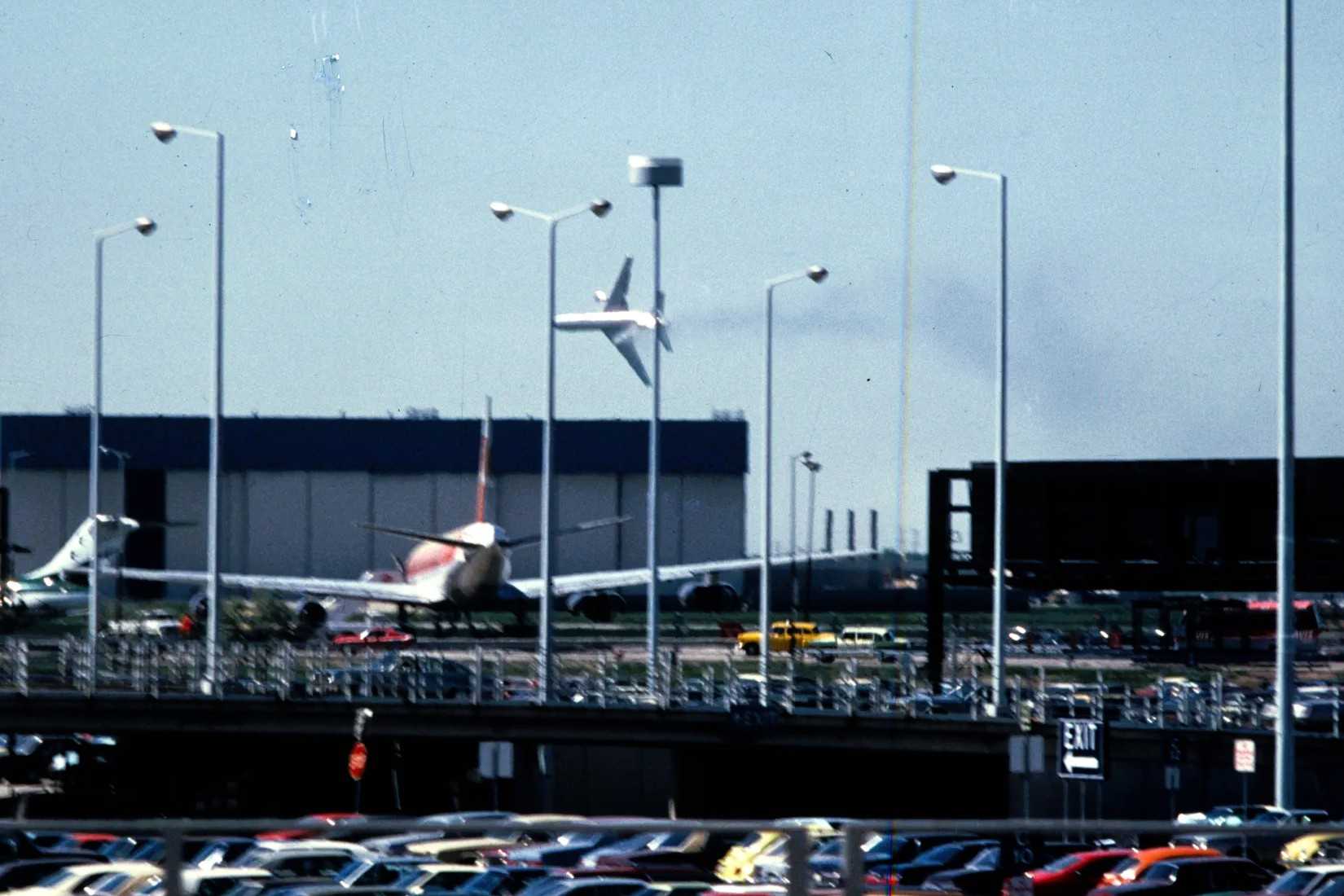 American Airlines Flight 191 crashing